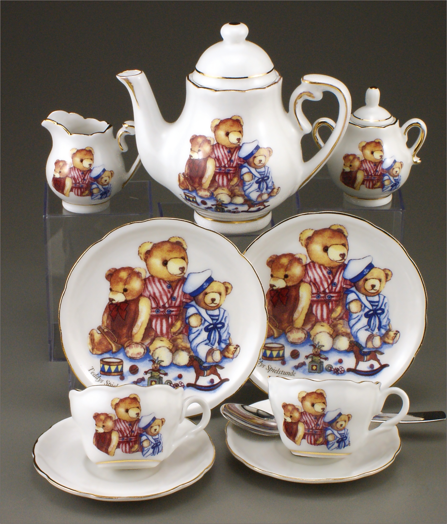 Reutter Porzellan Alice in Wonderland Tea Set for 4 with Picnic Basket